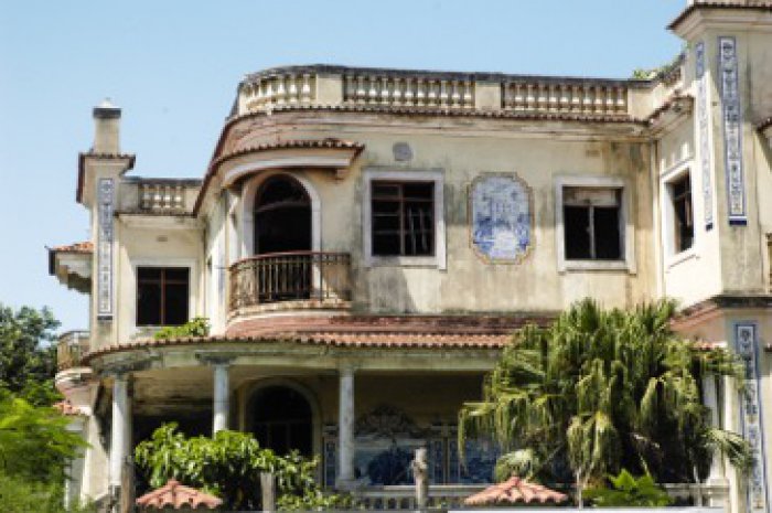 Ghostly Mozambiquan Sightings Abound in Abandoned Splendor 